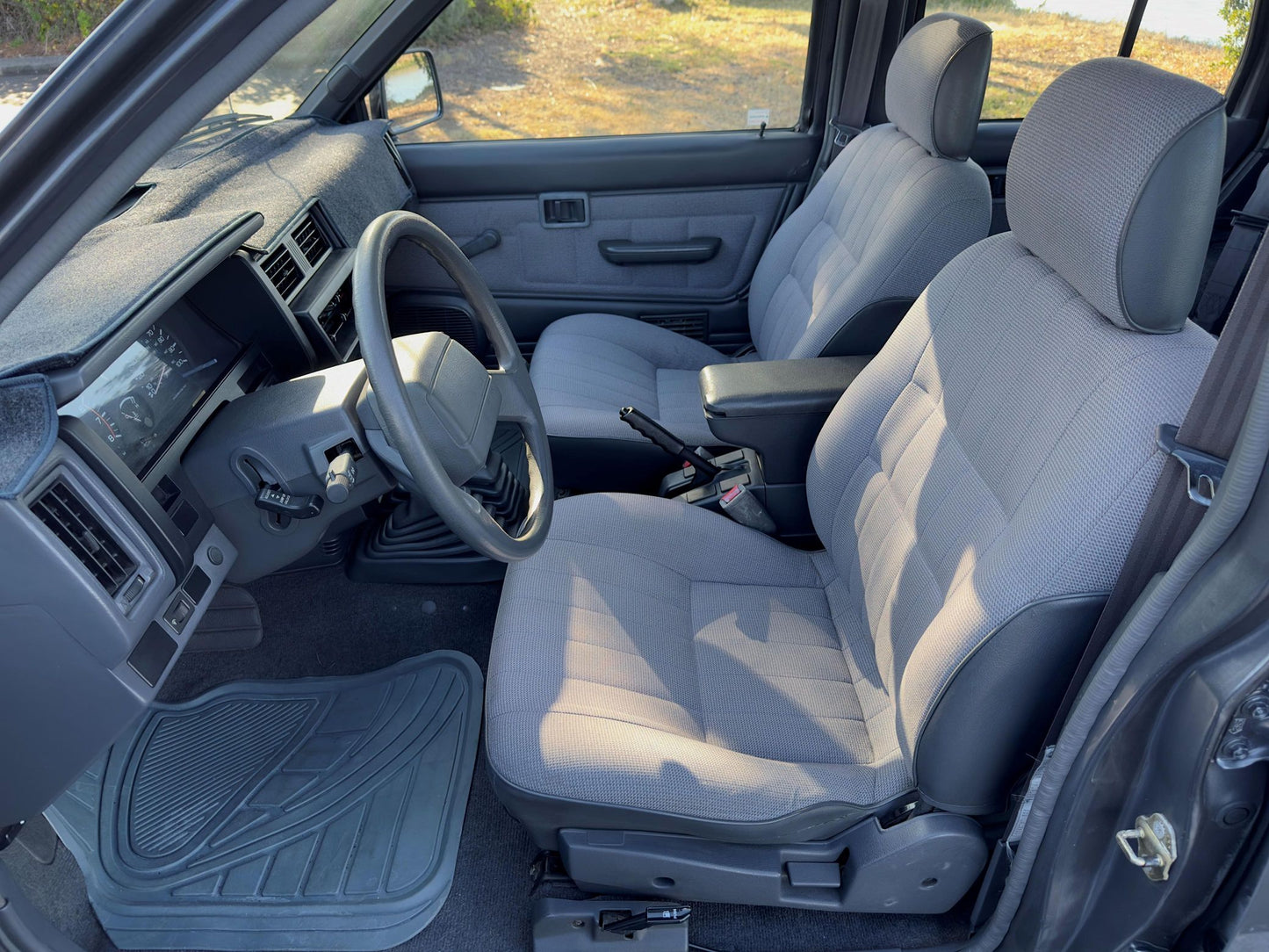 Nissan Pathfinder XE V6 4x4